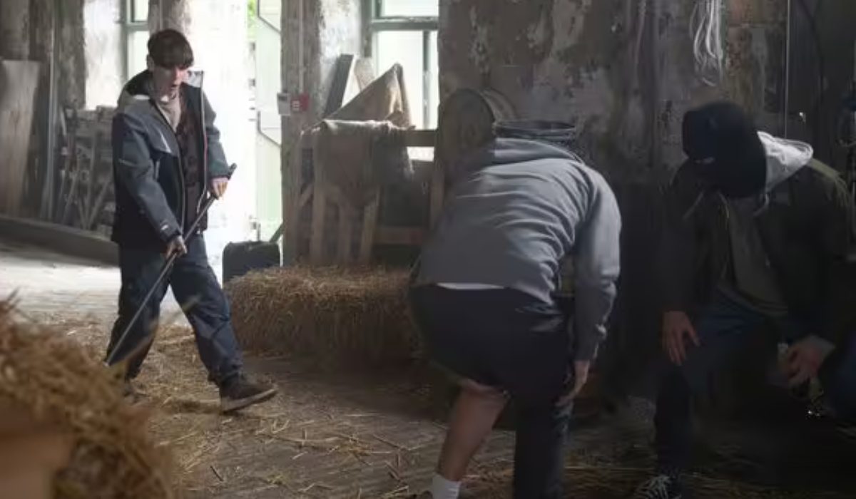 Emmerdale: Two boys enter the farm